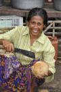 _DSC0061 Женщина, открывающая кокос. Сумбава. Индонезия.jpg