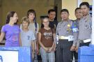_DSC0151 Фото на память. С начальником полиции и его сотрудниками. Сумбава. Индонезия.jpg