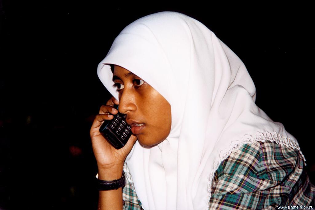 Девушка с мобильным телефоном.Малайзия (Large).jpg