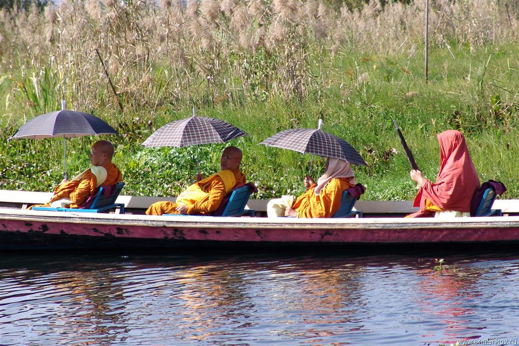 Монахи на лодке.Озеро Инле.Мьянма (Large).JPG