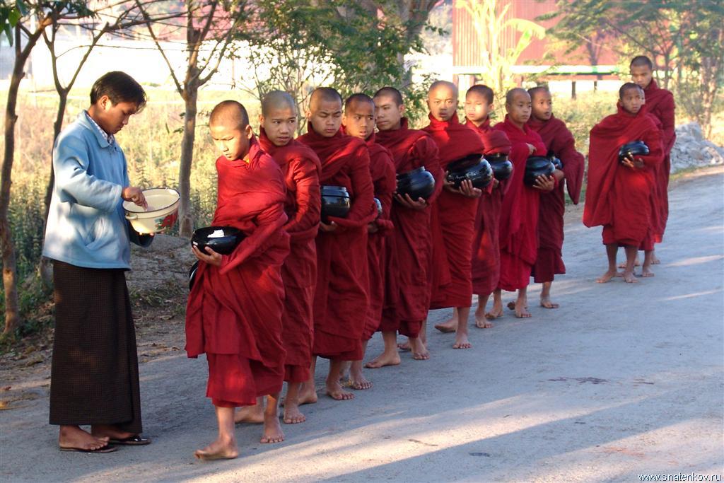 Утрений обход учеников монахов.Мьянма (Large).JPG